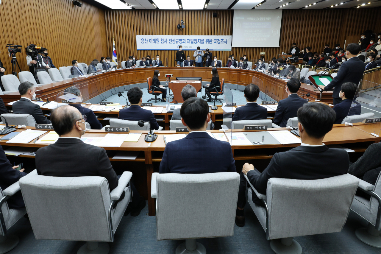 Police officers speak at Wednesday’s hearing in the National Assembly investigation of the Halloween crowd disaster in Itaewon on Oct. 29 last year. (Yonhap)