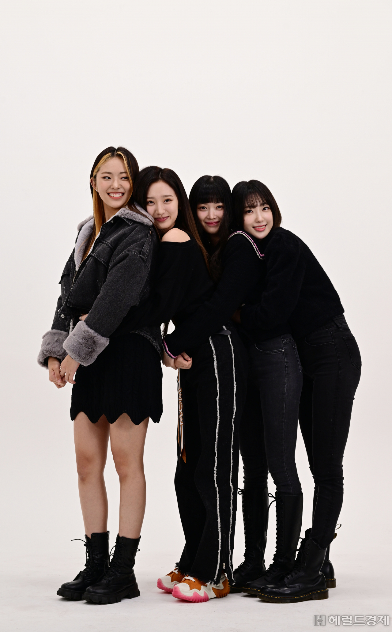 방학 때만 활동한다고 해서 ‘방학돌’, 멤버들의 평균 신장이 무려 170.7㎝에 달해 ‘장신돌’, ‘건강한 이미지’를 콘셉트로 삼아 ‘운동돌’로 불리는 컴백한 걸그룹 하이키(H1-KEY)가 방학과 데뷔 1주년을 맞아 다시 새 앨범으로 돌아왔다. 박해묵 기자