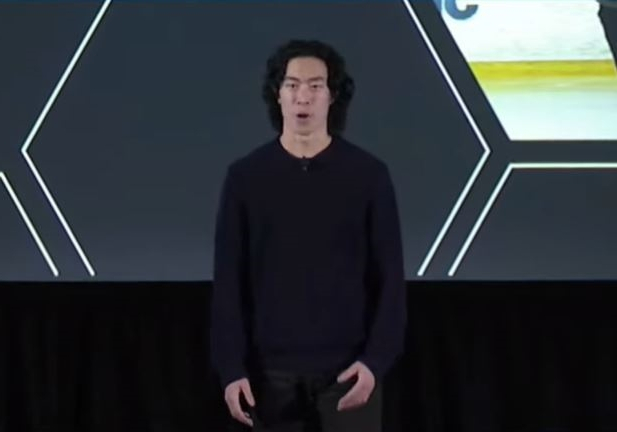 세계적인 피겨스케이팅 선수 네이선 첸이 4일(현지시간) 미국 라스베이거스 만달레이베이에서 열린 파나소닉 프레스 콘퍼런스에서 기후변화 위기에 대해 지적하며 함께 행동하자고 호소하고 있다. [사진=김은희 기자]