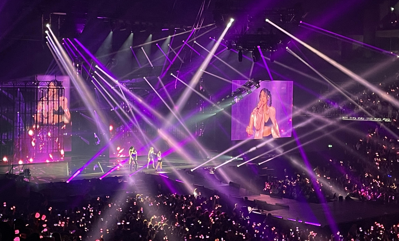 걸그룹 블랙핑크가 19일(현지시간) 독일의 수도 베를린 관객 1만7천여 명이 가득 들어찬 메르세데스 벤츠 아레나에서 콘서트를 하고 있다. [연합]