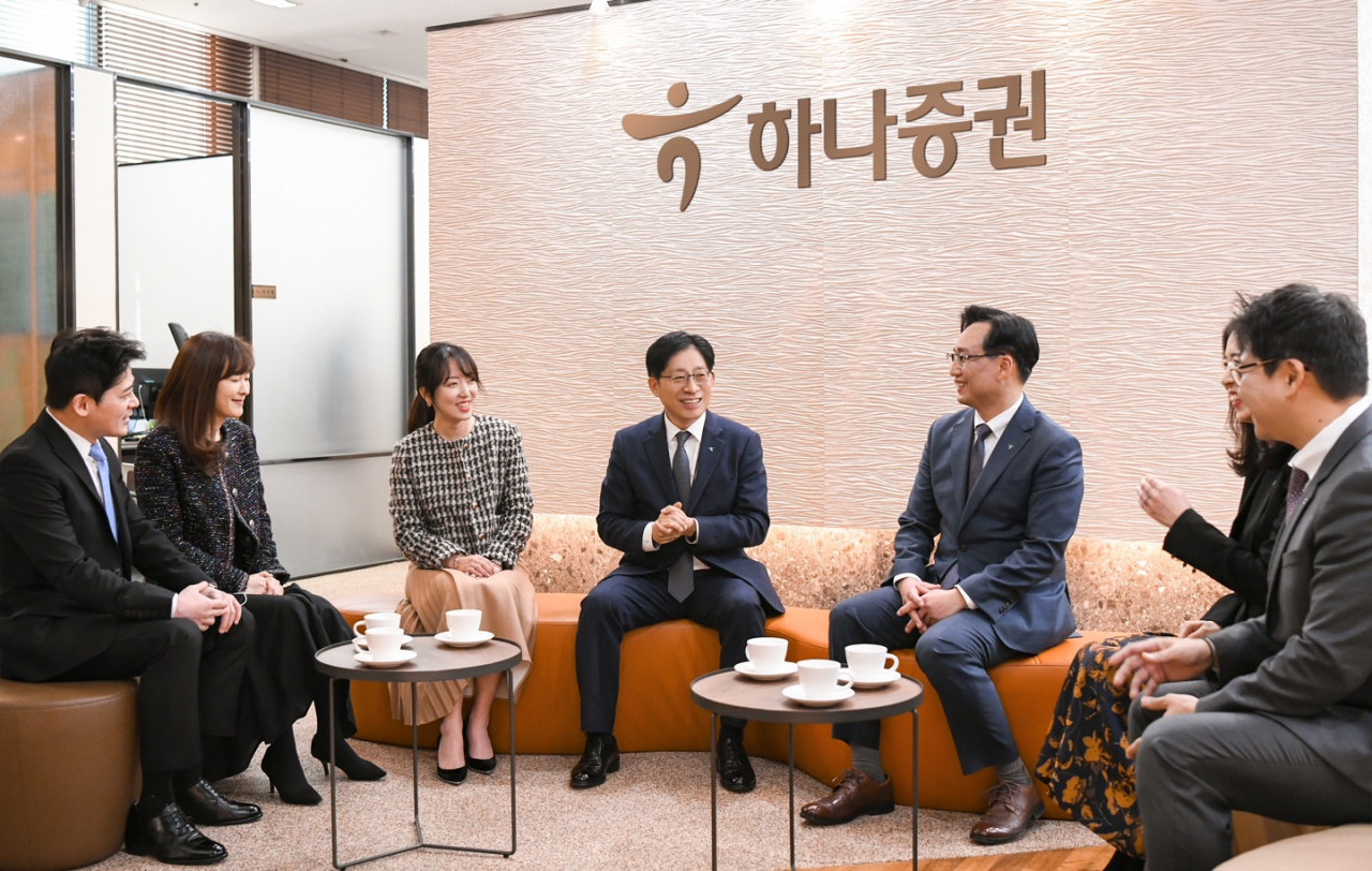 강성묵 하나증권 대표이사(가운데)가 영업점을 방문해 직원들과 대화하고 있다.