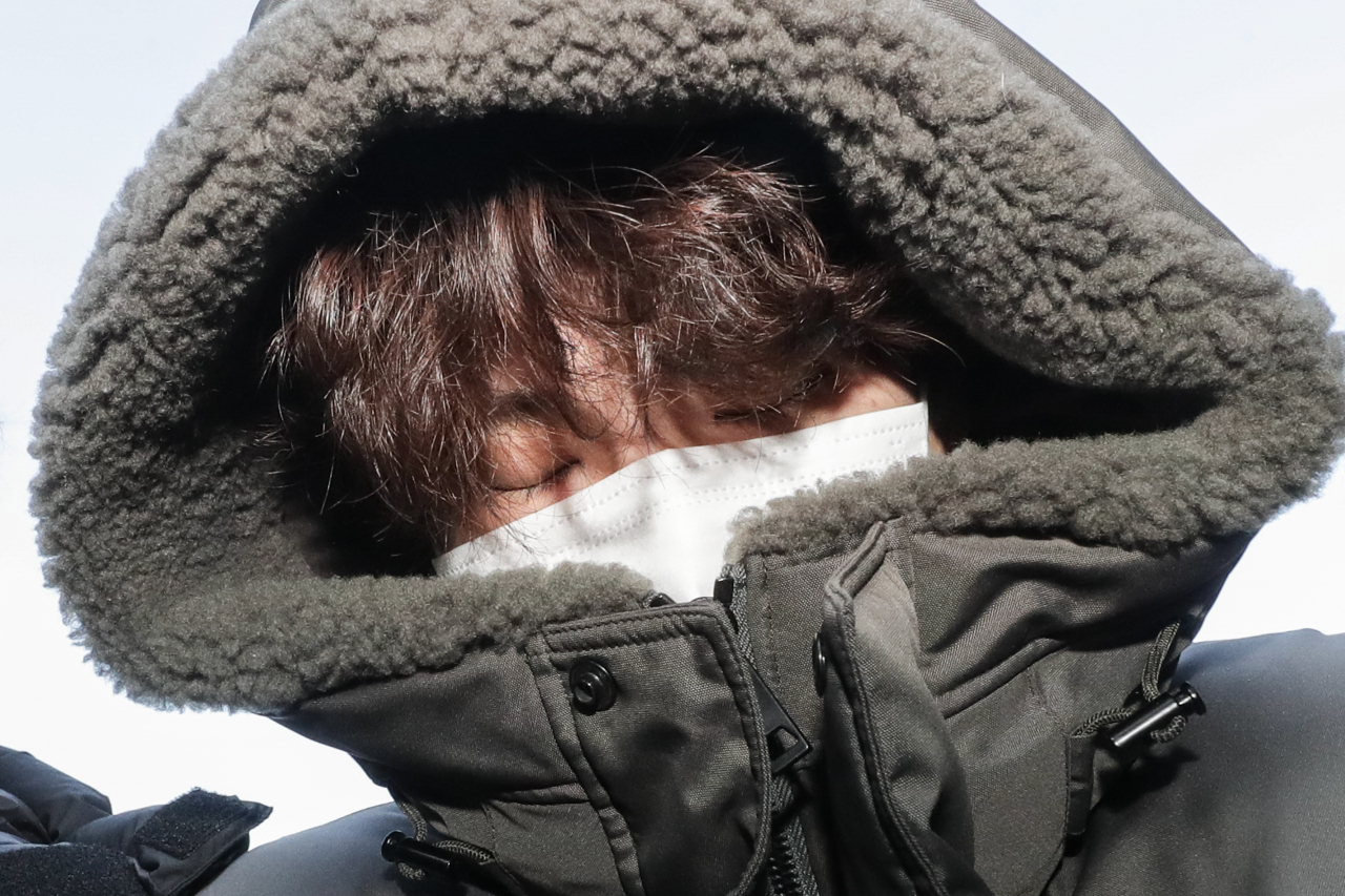 택시기사와 동거여성을 살해한 혐의로 구속된 이기영이 지난 4일 경기도 고양시 일산동부경찰서에서 검찰로 이송되고 있다. [고양=임세준 기자]