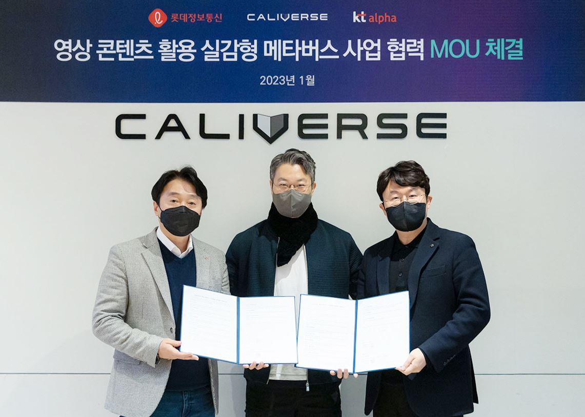 KT알파가 칼리버스와 영상 콘텐츠를 활용한 실감형 메타버스 사업 협력 위한 MOU를 체결했다. 사진은 (왼쪽부터) 이원종 롯데정보통신 스마트리테일부문장 상무, 김동규 칼리버스 대표, 김형만 KT알파 콘텐츠미디어사업부문장 상무가 함께 기념사진을 촬영하는 모습. [KT알파 제공]