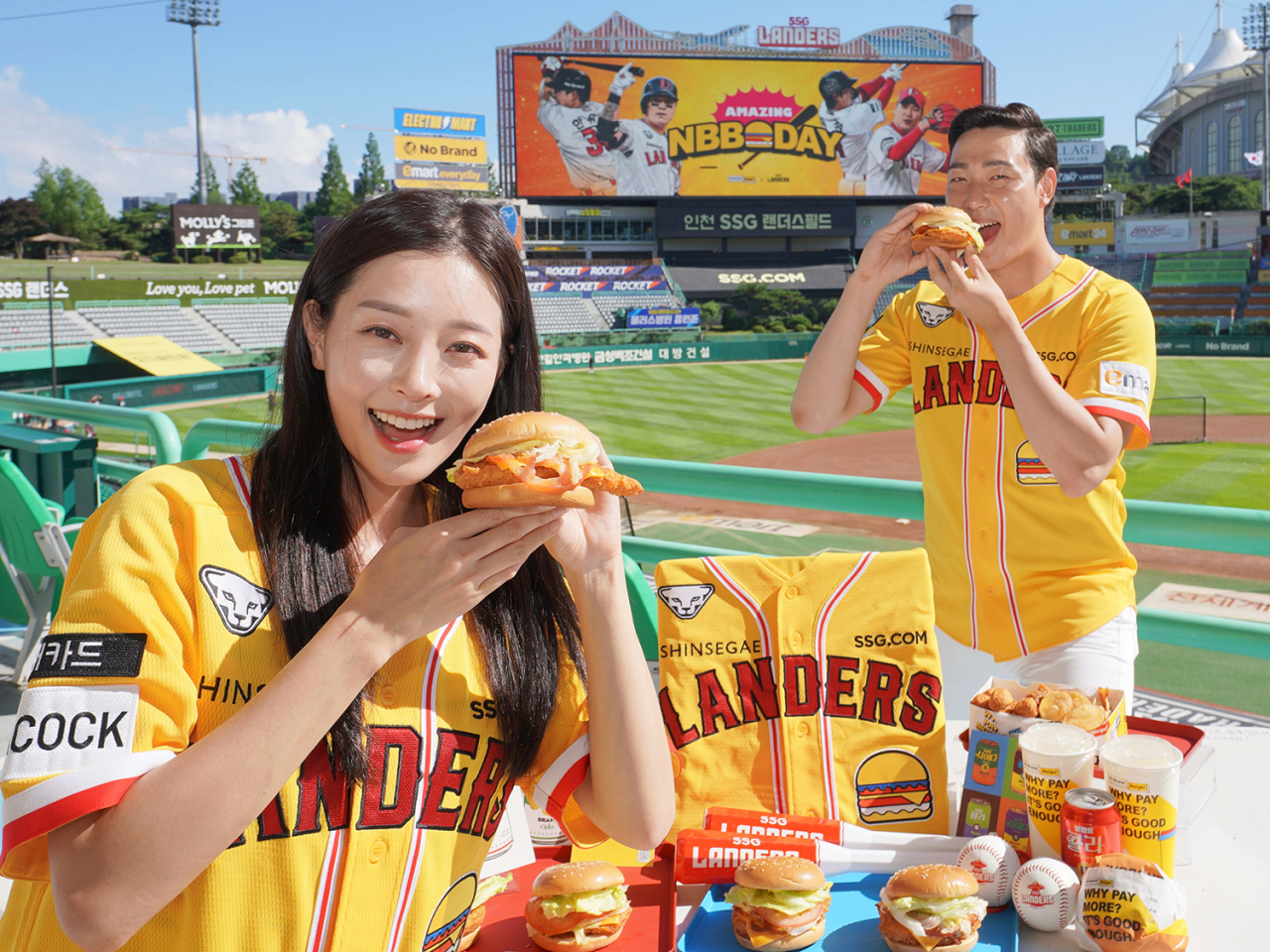 신세계푸드는 지난해 7월 신세계 그룹 SSG랜더스 야구단과 NBB DAY(노브랜드 버거 데이) 이벤트를 진행하며 국내 야구팬들에게 호응도 이끌어냈다. NBB DAY에 맞춰 특별 제작한 NBB 에디션 유니폼 300벌은 판매 1시간 만에 완판됐다. 모델들이 NBB 에디션 유니폼을 입고 포즈를 취하고 있다. [신세계푸드 제공]
