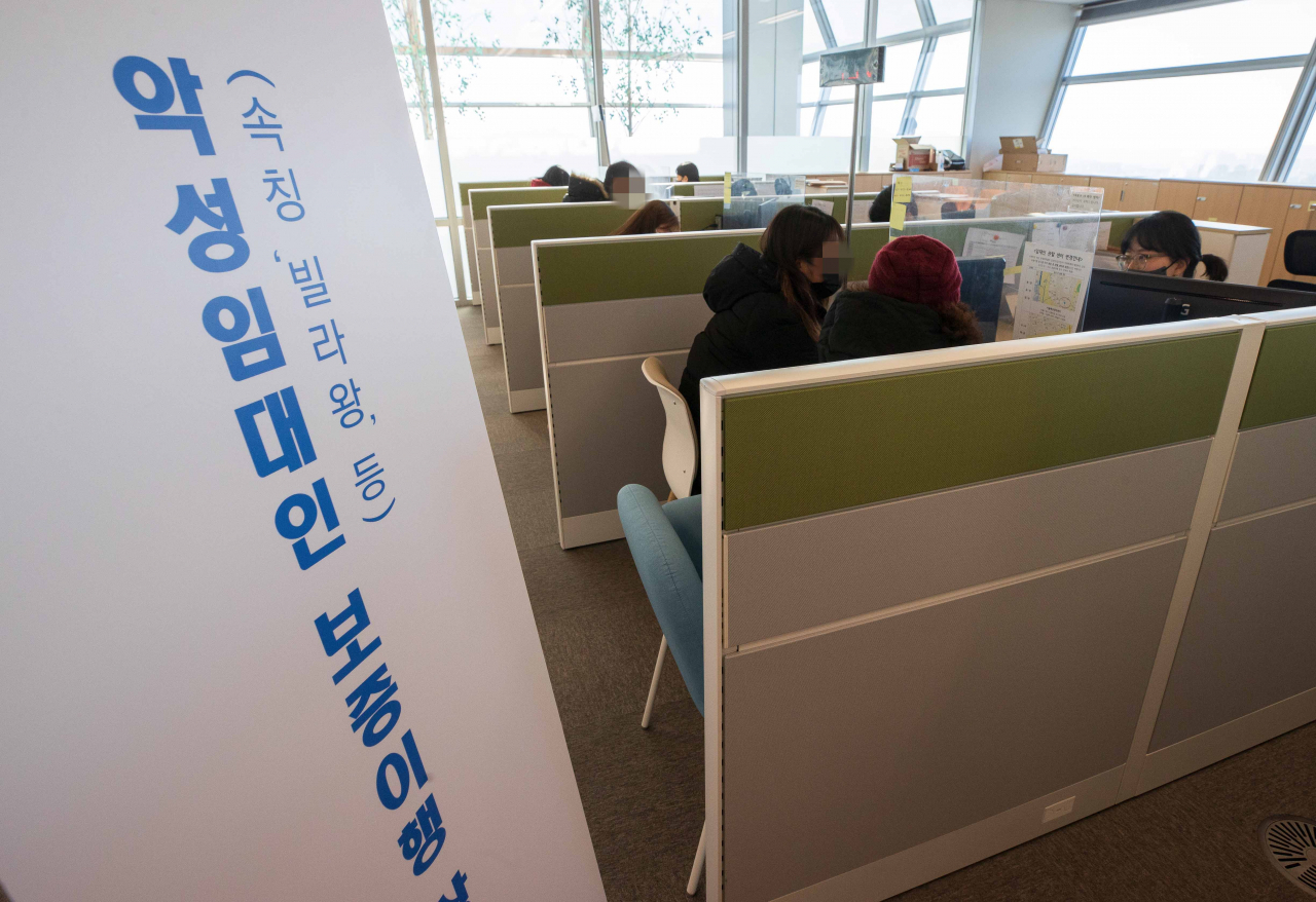 악성임대인 보증이행 상담창구에서 전세보증금 사기 피해자들이 상담을 받고 있다. [연합]