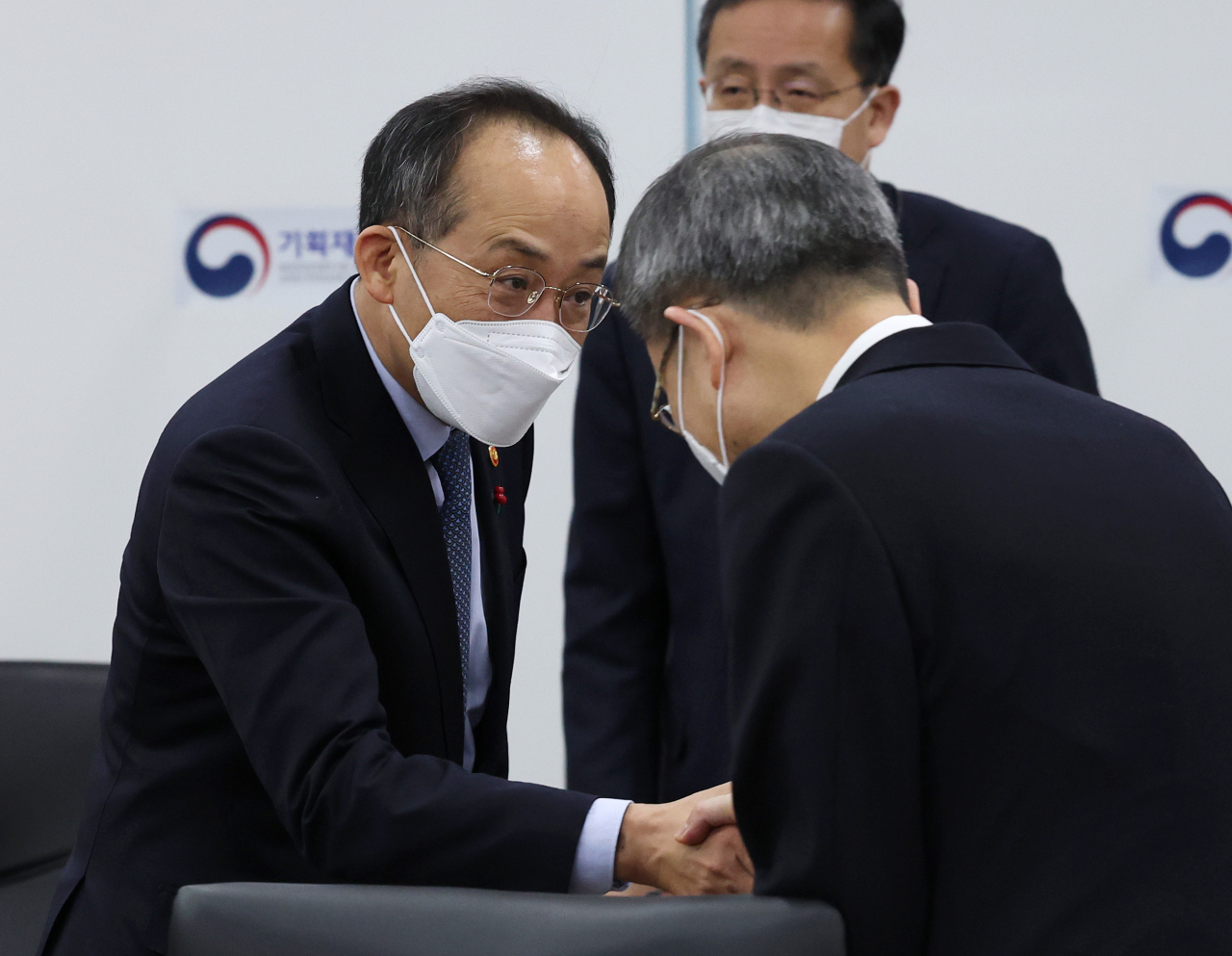 사진은 지난 4일 오전 세종시 정부세종청사에서 열린 비상경제장관회의에 참석해 이종호 과학기술정보통신부 장관과 인사하고 있는 추경호 경제부총리 겸 기획재정부 장관(왼쪽). [연합]