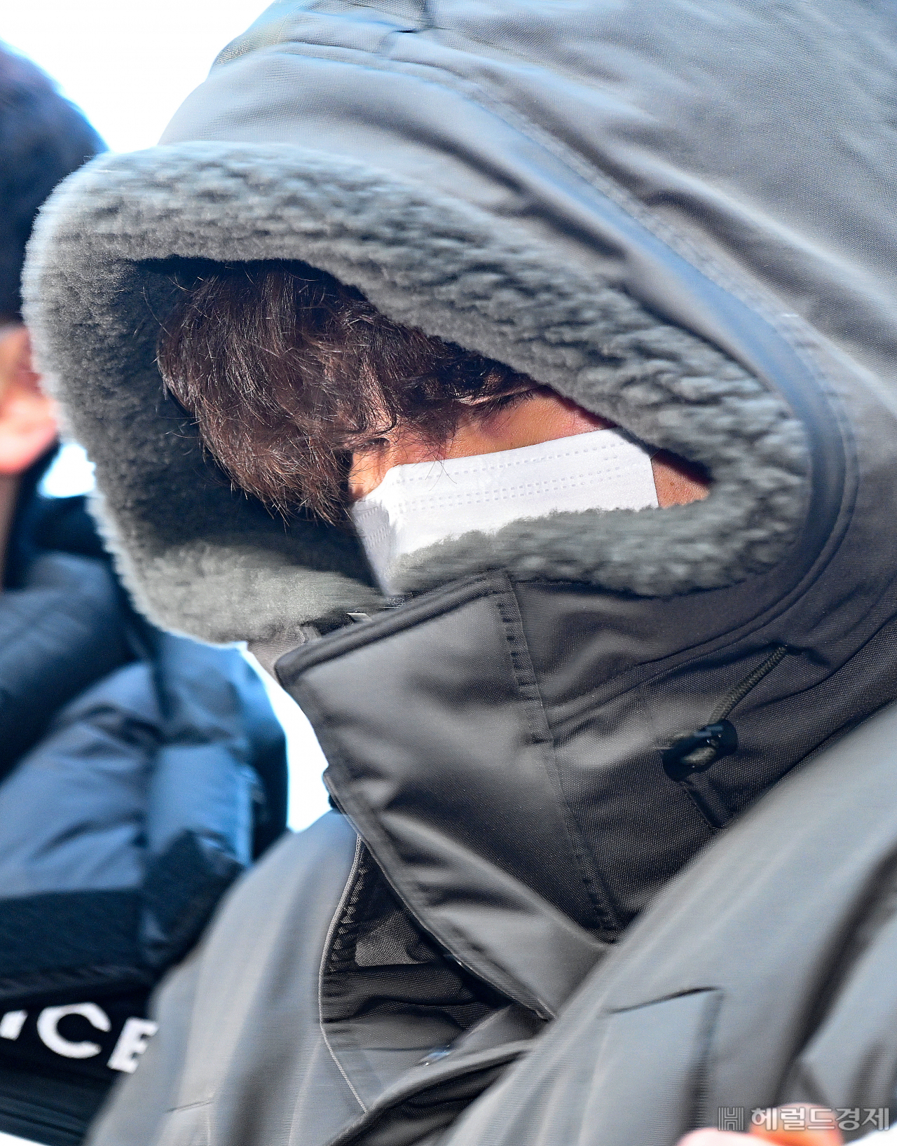 동거 여성, 택시기사를 살해한 혐의로 구속된 이기영이 4일 경기도 고양시 일산동부경찰서에서 검찰로 이송되는 모습. 임세준 기자