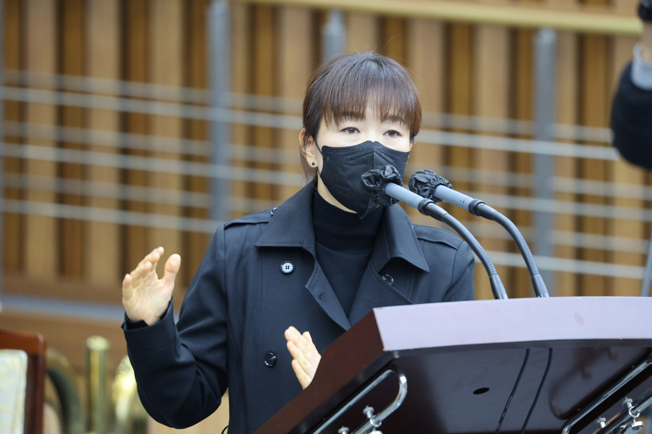 유해진 용산소방서 현장대응단 소방관이 4일 국회에서 열린 '이태원 참사 국정조사 특별위원회 1차 청문회'에서 의원 질의에 답변하고 있다. [연합]