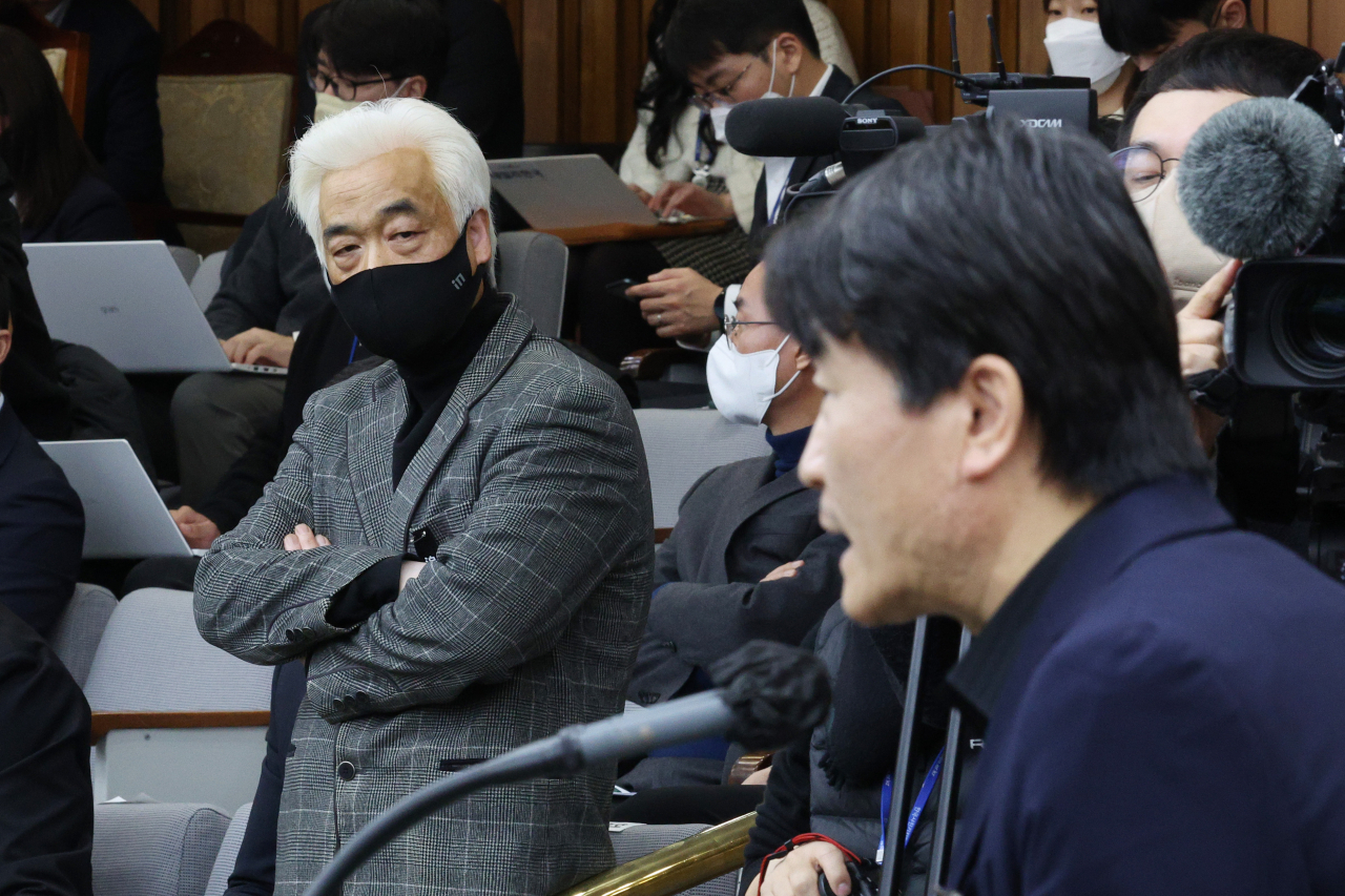 이종철 10·29 이태원 참사 유가족협의회 대표가 4일 국회에서 열린 '이태원 참사 국정조사 특별위원회 1차 청문회'에서 의원 질의에 답변하는 이임재 전 용산경찰서장을 바라보고 있다. [연합]