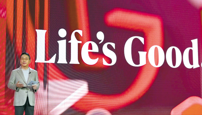 조주완 LG전자 사장이 4일(현지시간) 개최한 ‘LG 월드 프리미어(LG WORLD PREMIERE)’에서 대표 연사로 나서 고객 중심의 혁신에 대해 발표하고 있다. [LG전자 제공]
