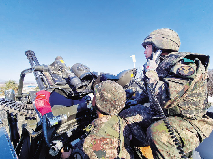 지상작전사령부와 각 군단, 공군작전사령부, 육군항공사령부 등이 참가한 가운데 장병들이 20㎜ 벌컨포를 운용하며 적 소형무인기 대응 및 격멸훈련을 하고 있다. 합동참모본부에 따르면 훈련은 지난해 12월 29일 김승겸 합참의장 주관으로 경기도 양평군 가납리 일대에서 실시됐다. [연합]