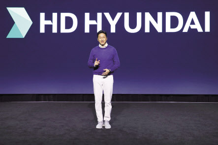 정기선 HD현대 대표가 4일(현지시간) 미국 라스베이거스 만달레이베이에서 열린 CES 2023 프레스 콘퍼런스에서 그룹의 비전인 ‘바다 대전환’을 소개하고 있다. [HD현대 제공]