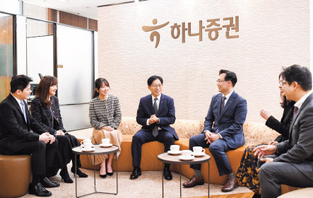강성묵 하나증권 대표이사(가운데)가 영업점을 방문해 직원들과 대화하고 있다.