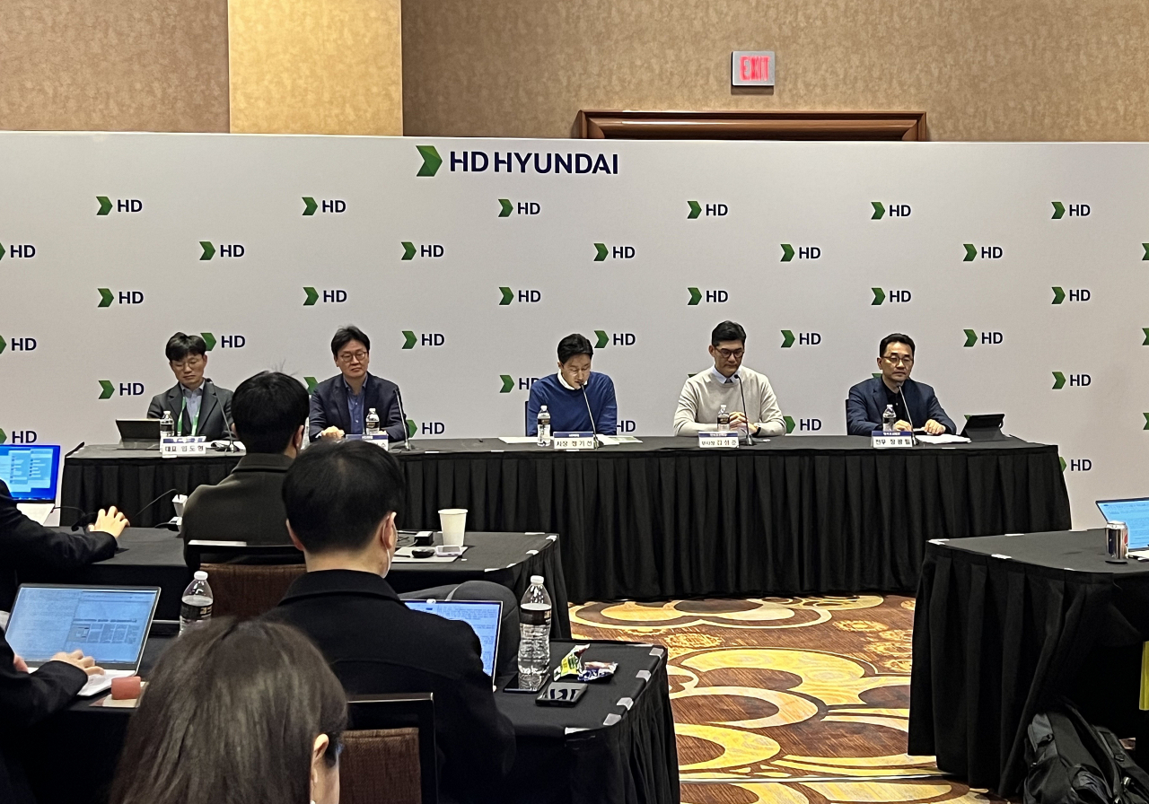 정기선(가운데) HD현대 대표가 세계 최대 가전 박람회인 ‘CES 2023’ 개막을 하루 앞둔 4일(현지시간) 미국 라스베이거스 만달레이베이 호텔에서 열린 기자간담회에서 내년 조선 계열사 수주 목표에 대해 설명하고 있다. [사진=김은희 기자]