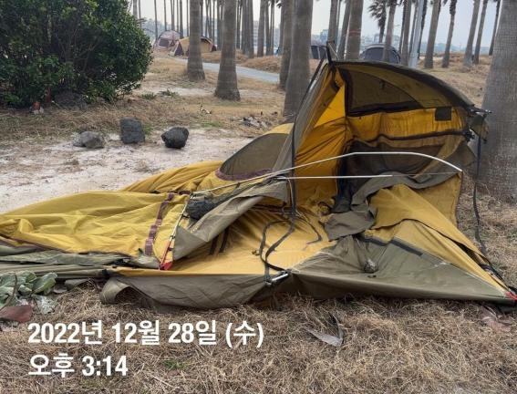 제주시, 협재·금능 해수욕장 장기 방치 파손 텐트 행정대집행 [제주시 제공]