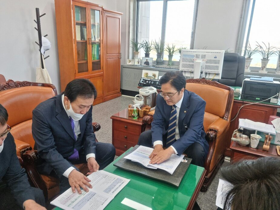 국회를 방문해 현안 예산을 설명하고 있는 박홍률시장(왼쪽)