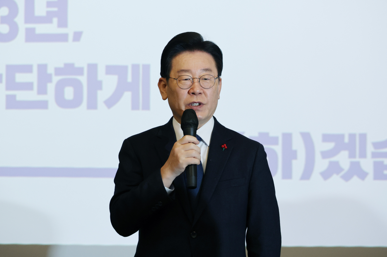 이재명 더불어민주당 대표가 5일 서울 중구 구세군 중앙회관에서 열린 2023 시민사회단체 신년하례회에서 인사말을 하고 있다. [연합]