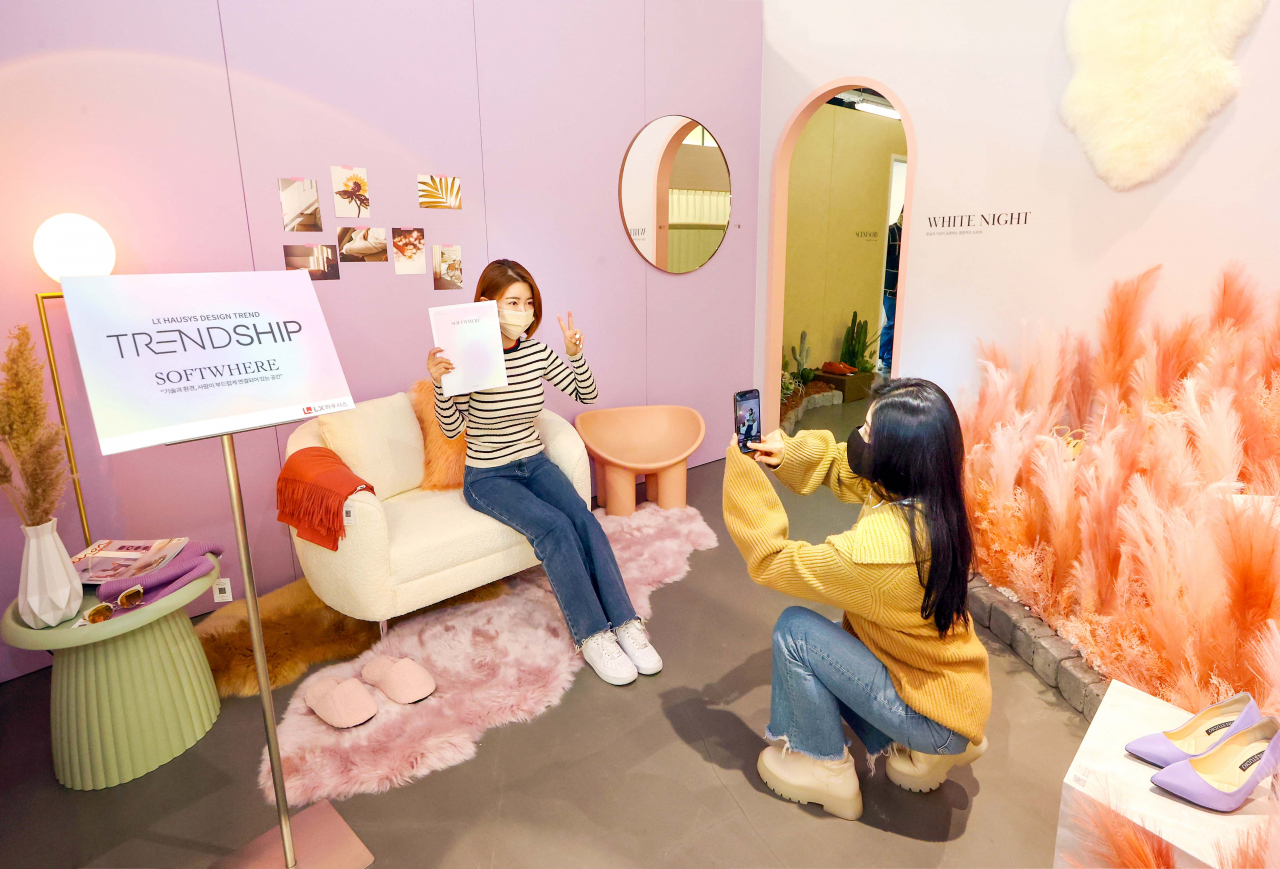 서울 성수동에 위치한 '무신사 테라스 성수'에 마련된 LX하우시스의 '트렌드십(TRENDSHIP)' 팝업 전시공간에서 방문객들이 트렌드 체험 공간을 둘러보고 있다. [LX하우시스 제공]