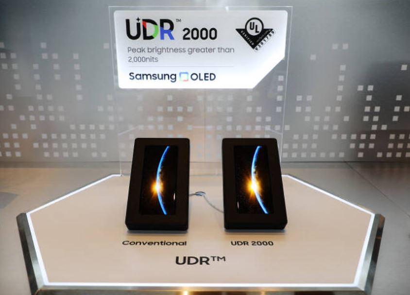 삼성디스플레이가 미국 라스베이거스에서 열린 ‘CES 2023’에 마련한 전시부스 내 ‘UDR 2000’ 마크를 획득한 초고휘도 유기발광다이오드(OLED) [삼성디스플레이 제공]