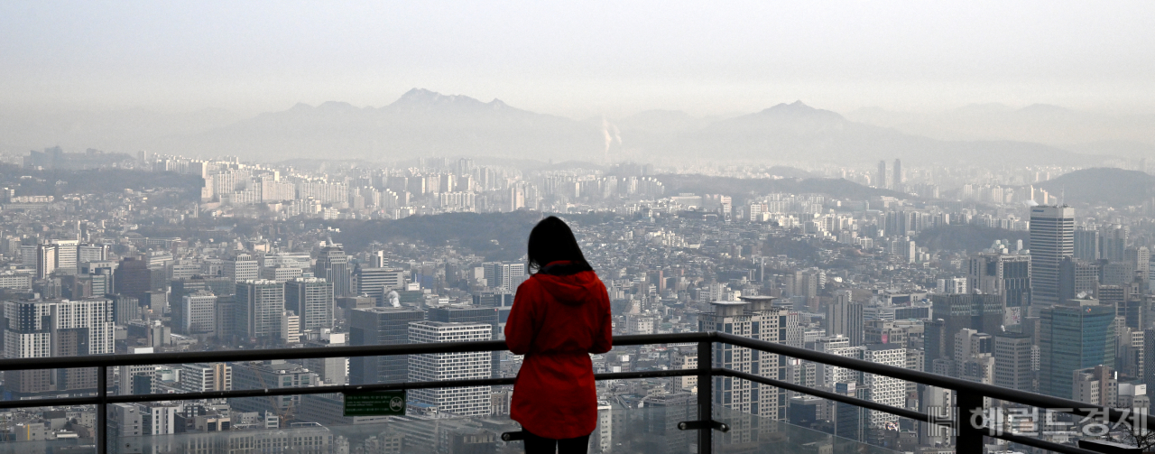 이날부터 서울 강남3구(서초·강남·송파)와 용산구를 제외한 서울 21개 구가 대거 조정대상지역 등 규제지역에서 풀린다.