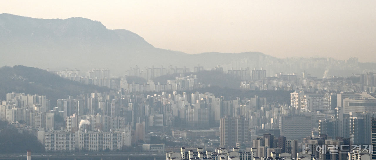 또 서울시는 이날 '2040 서울도시기본계획' 공고를 통해 지난 2013년 제3종 일반주거지역의 주거용 건축물 높이를 35층 이하로 제한한 '서울시 스카이라인 관리 원칙'도 9년 만에 폐지했다.