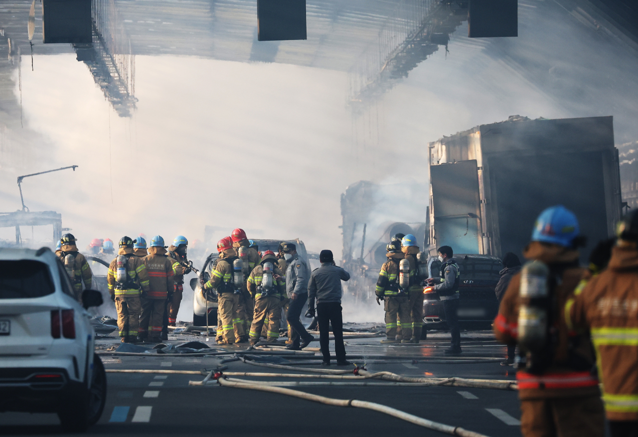 Firefighters extinguish the fire at a soundproof tunnel on a highway in Gwacheon, Gyeonggi Province, last Thursday. (Yonhap)