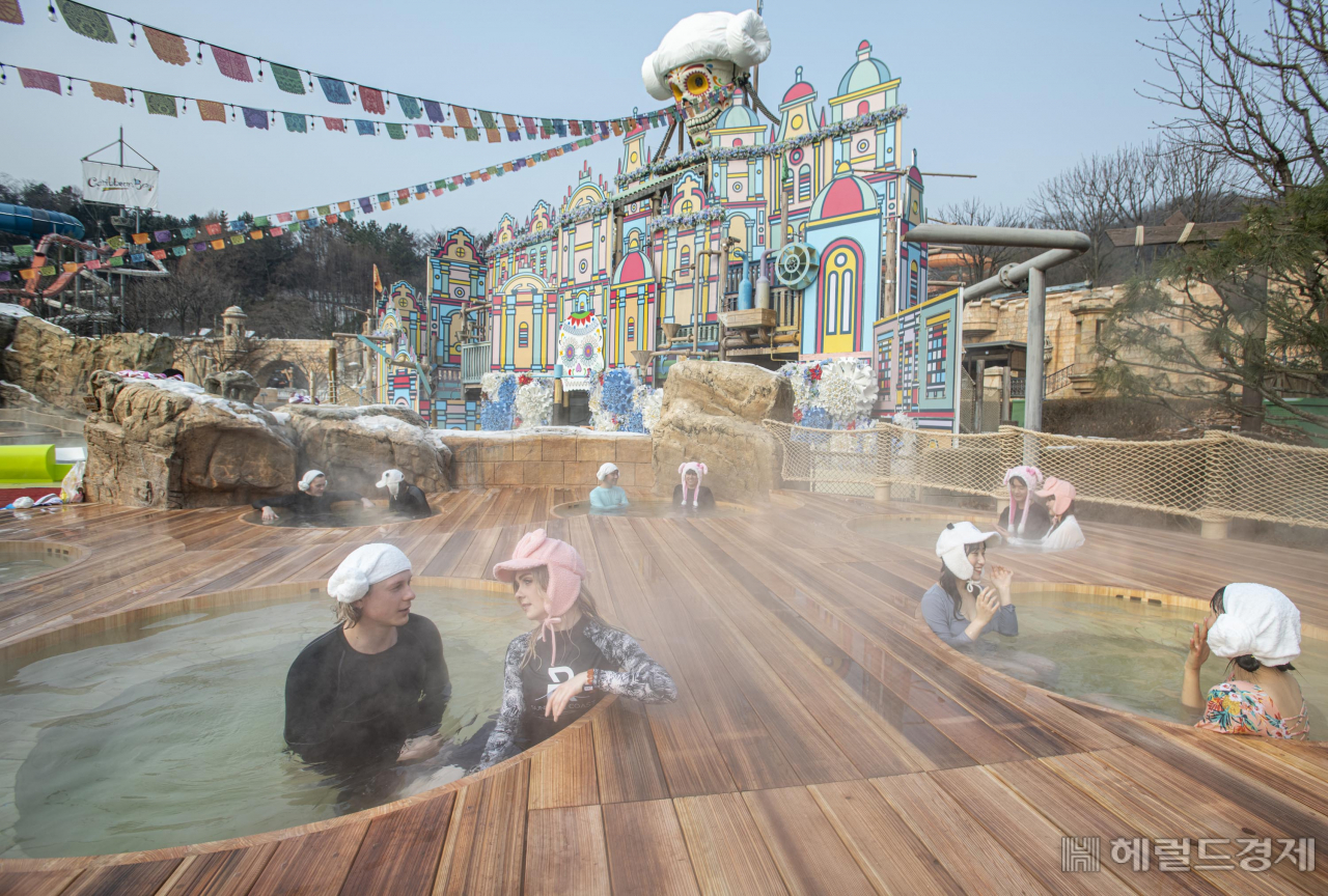 절기상 소한을 하루 앞둔 5일 경기도 용인 에버랜드 캐리비안 베이 야외 스파에서 모델들이 겨울 온천욕을 즐기고 있다. 사진=캐리비안 베이 제공