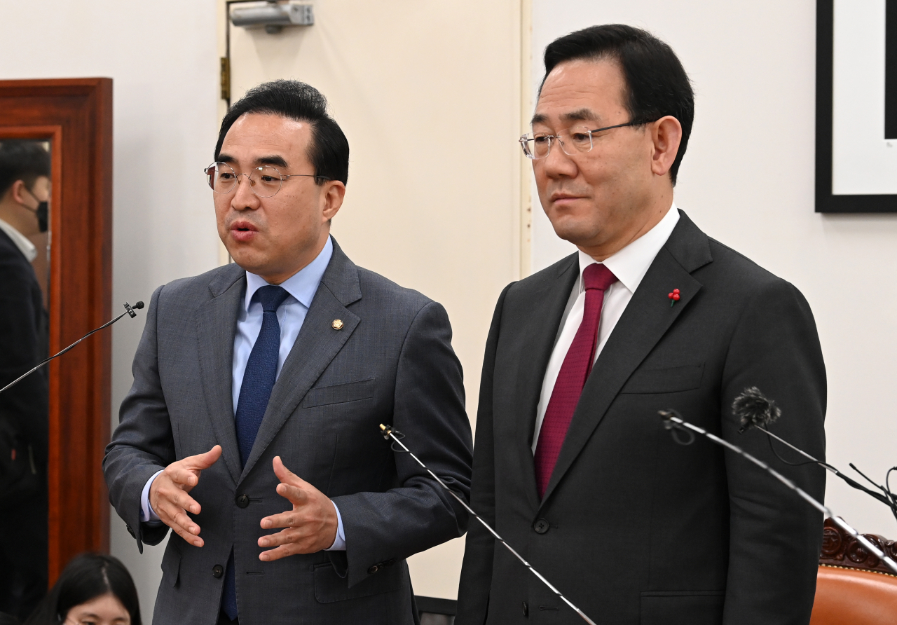 주호영 국민의힘 원내대표(오른쪽)와 박홍근 더불어민주당 원내대표가 5일 오전 서울 여의도 국회 운영위원장실에서 회동을 마친 후 이태원 참사 국정조사 기간을 1월 17일까지 연장합의 했다고 발표하고 있다. 이상섭 기자