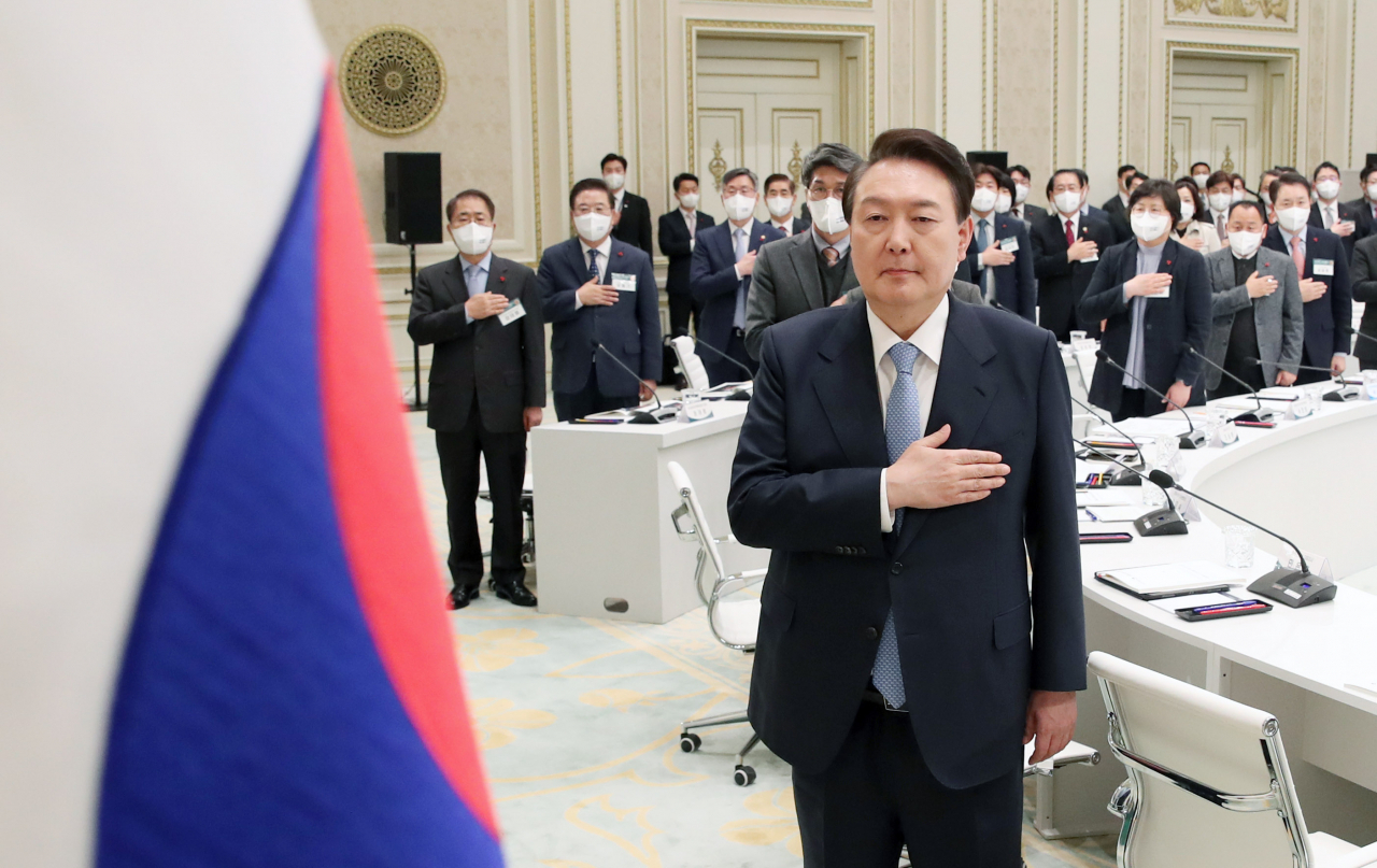 윤석열 대통령이 지난 4일 청와대 영빈관에서 열린 농림축산식품부-해양수산부 업무보고에서 국기에 경례를 하고 있다. [대통령실통신사진기자단]