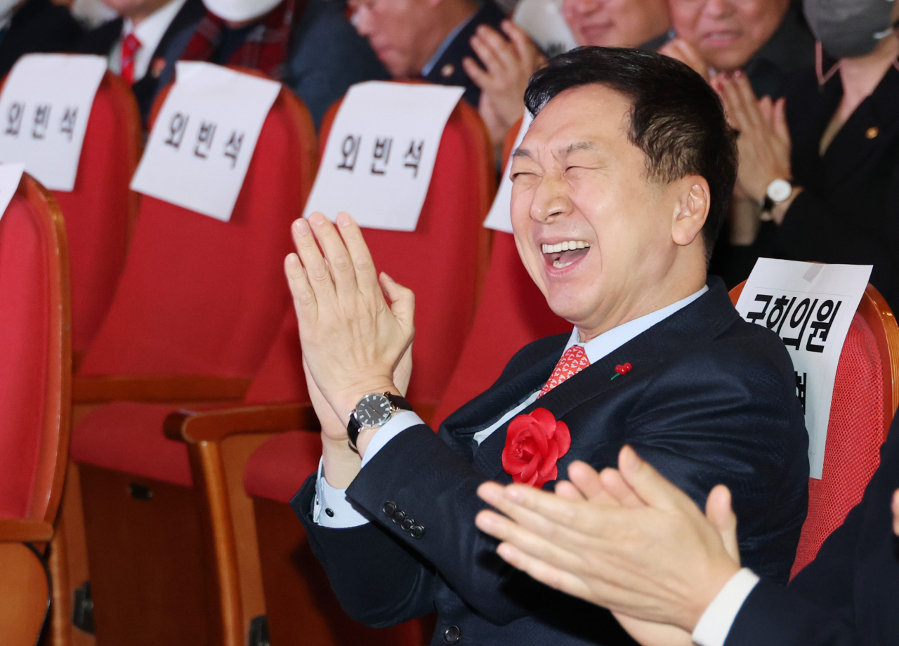 국민의힘 차기 당 대표 경선에 출마한 김기현 의원이 5일 오후 서울 송파구민회관에서 열린 국민의힘 송파을 신년인사회에서 참석자 소개를 들으며 박수치고 있다. [연합]