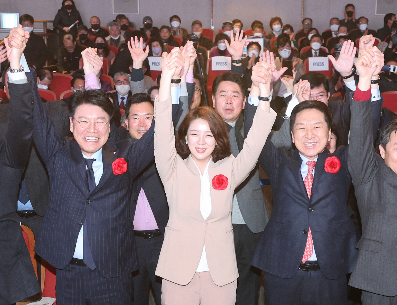 국민의힘 차기 당 대표 경선에 출마한 김기현 의원(오른쪽)이 5일 오후 서울 송파구민회관에서 열린 국민의힘 송파을 신년인사회에서 장제원 의원, 배현진 의원 등 국민의힘 의원들과 기념촬영을 하고 있다. [연합]