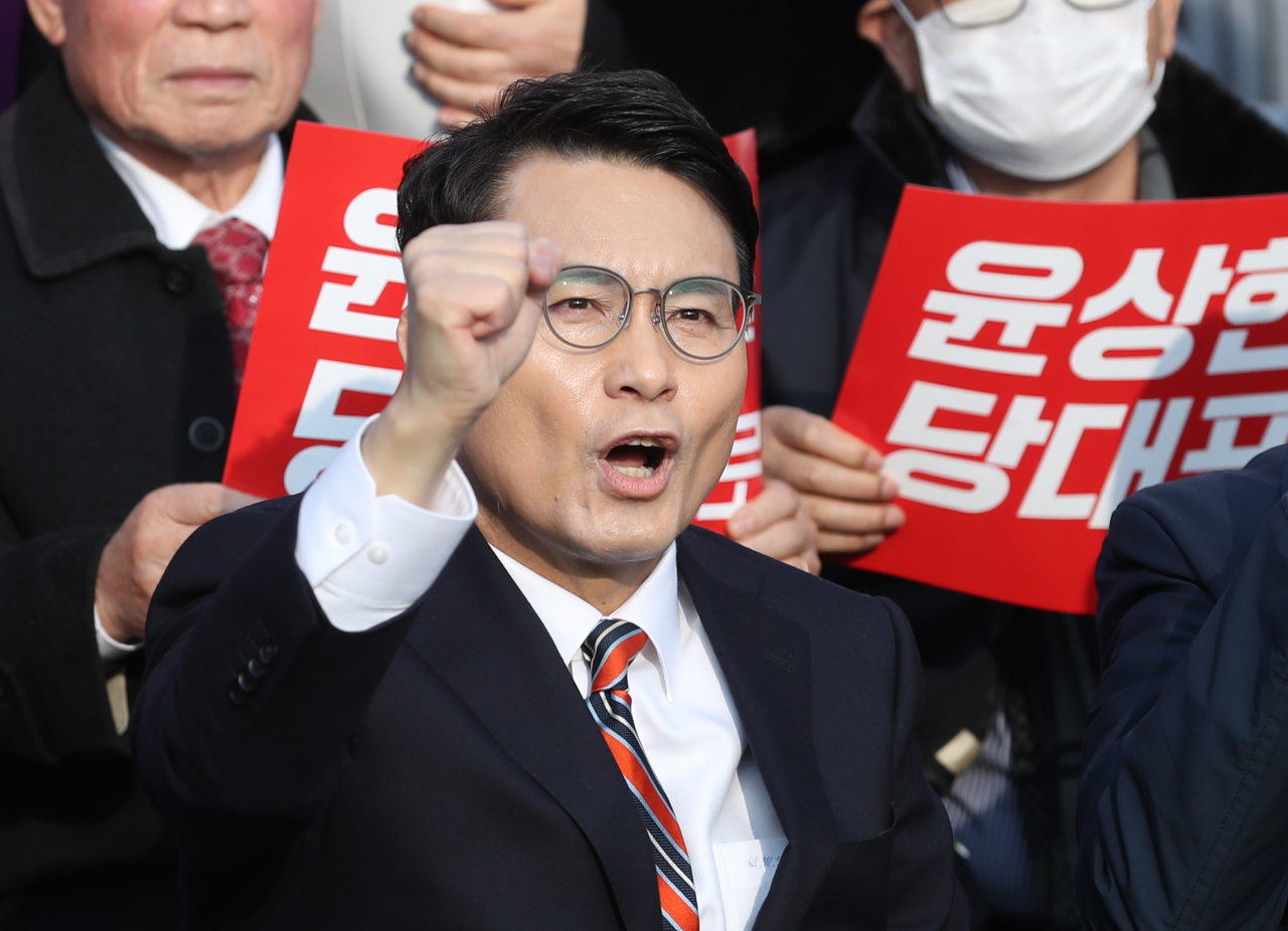 국민의힘 당권에 도전하는 윤상현 의원이 5일 오후 경북 구미시 박정희 전 대통령 생가 앞에서 열린 자신의 당 대표 후보 출정식에서 구호를 외치고 있다. [연합]