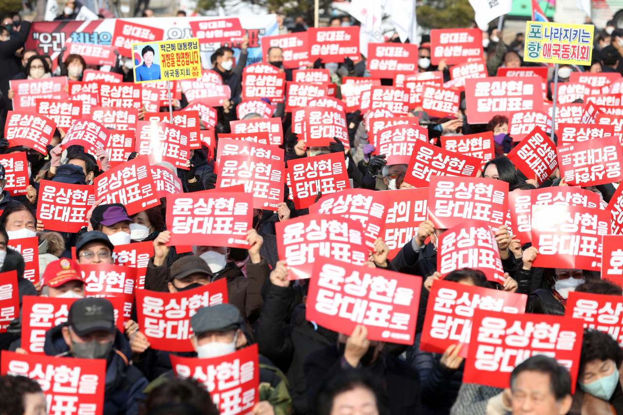 국민의힘 당권에 도전하는 윤상현 의원의 지지자들이 5일 오후 경북 구미시 박정희 전 대통령 생가 앞에서 열린 윤 의원의 당 대표 후보 출정식에서 손팻말을 들어 보이고 있다. [연합]