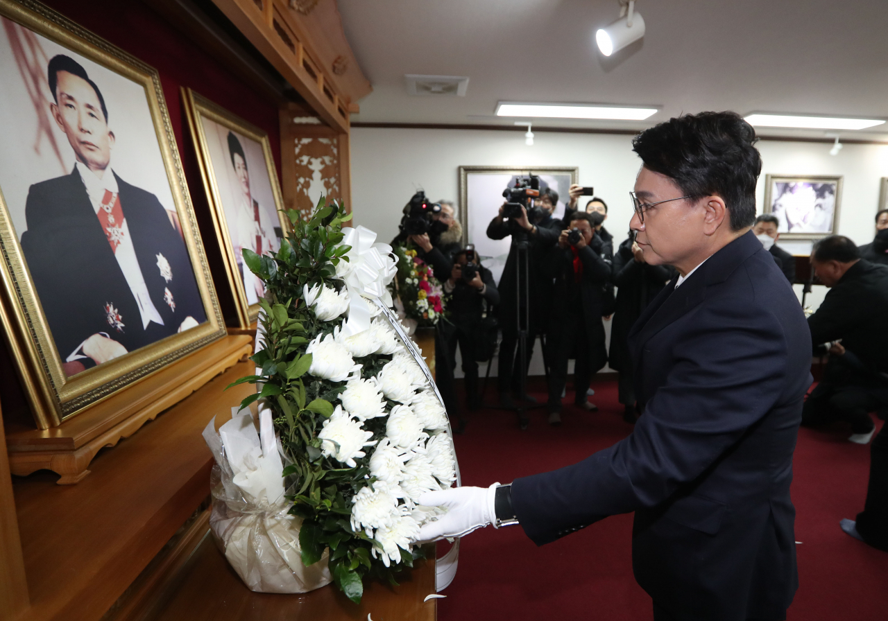 국민의힘 당권에 도전하는 윤상현 의원이 5일 오후 경북 구미시 박정희 전 대통령 생가를 찾아 참배하고 있다. [연]스