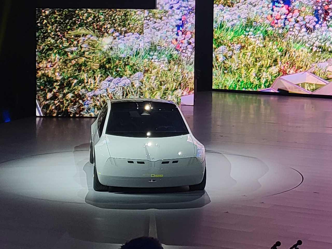 헤드라이트와 닫혀 있는 BMW 키드니 그릴이 마치 사람의 얼굴 표정 같다. 김지윤 기자