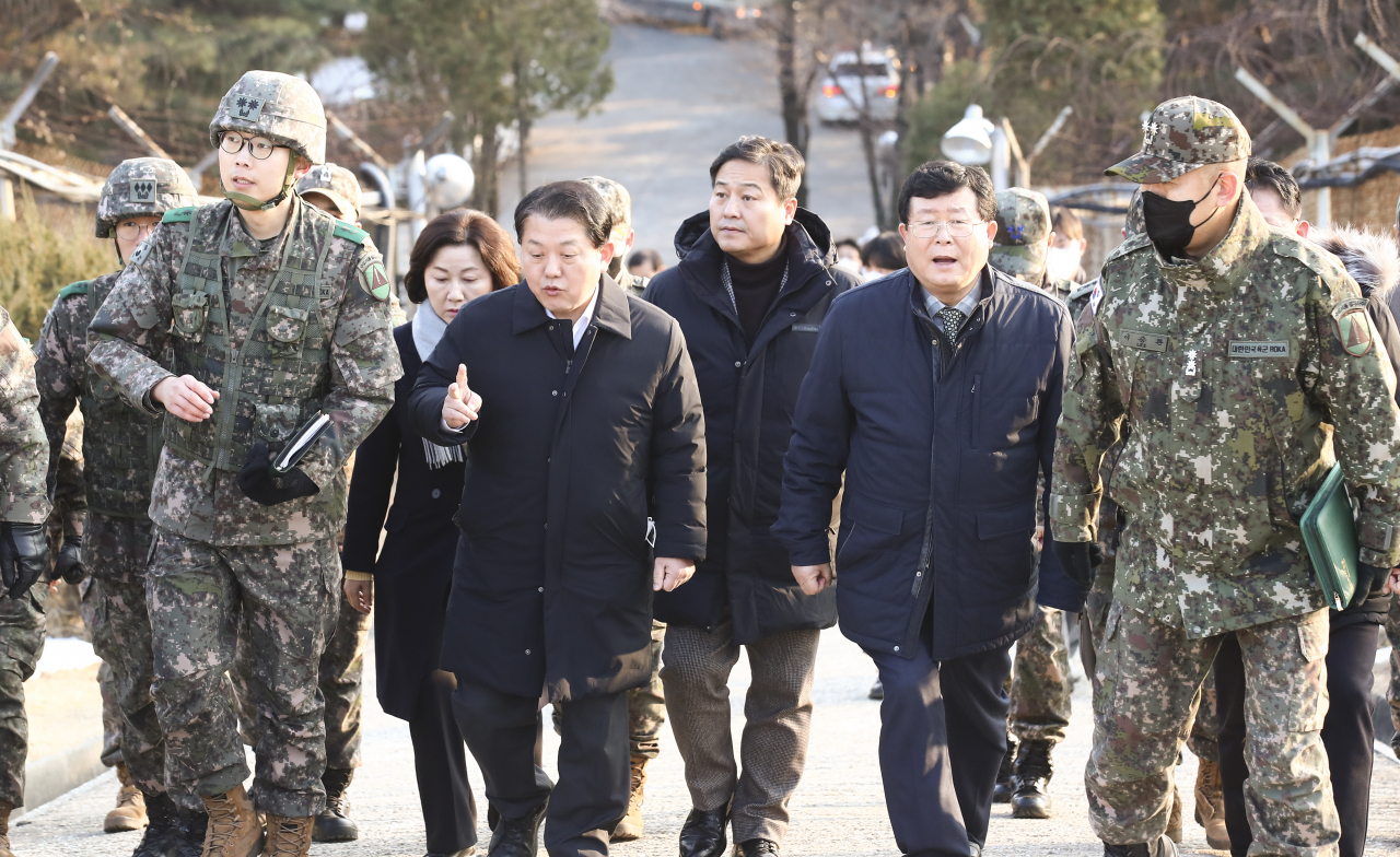 5일 오후 수도방위사령부 예하 방공진지에서 국회 국방위원회 더불어민주당 간사인 김병주 의원과 야당 위원들이 무인기 대비태세를 점검하고 있다. [연합]