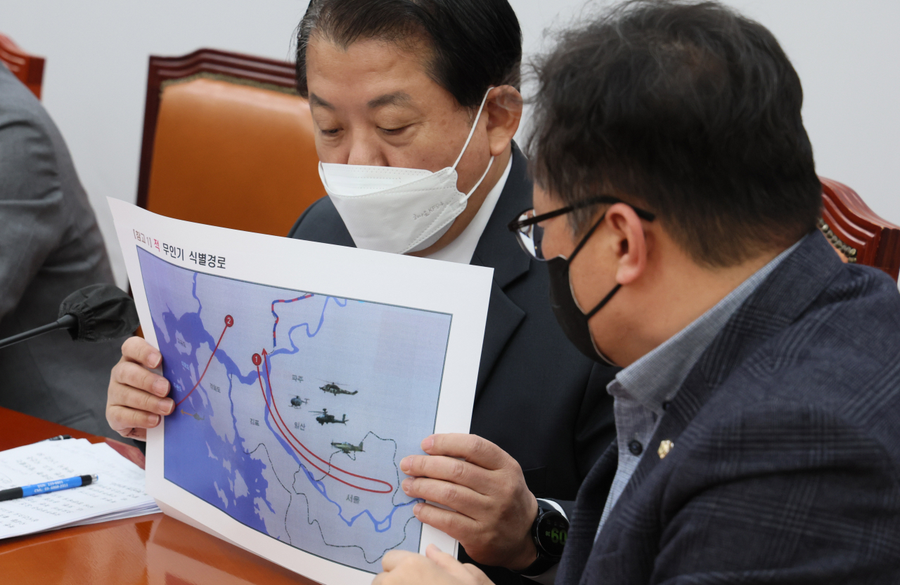 김병주 더불어민주당 의원이 지난 2022년 12월 29일 오전 국회에서 열린 정책조정회의에서 적 무인기 식별경로를 살펴보고 있다. [연합]