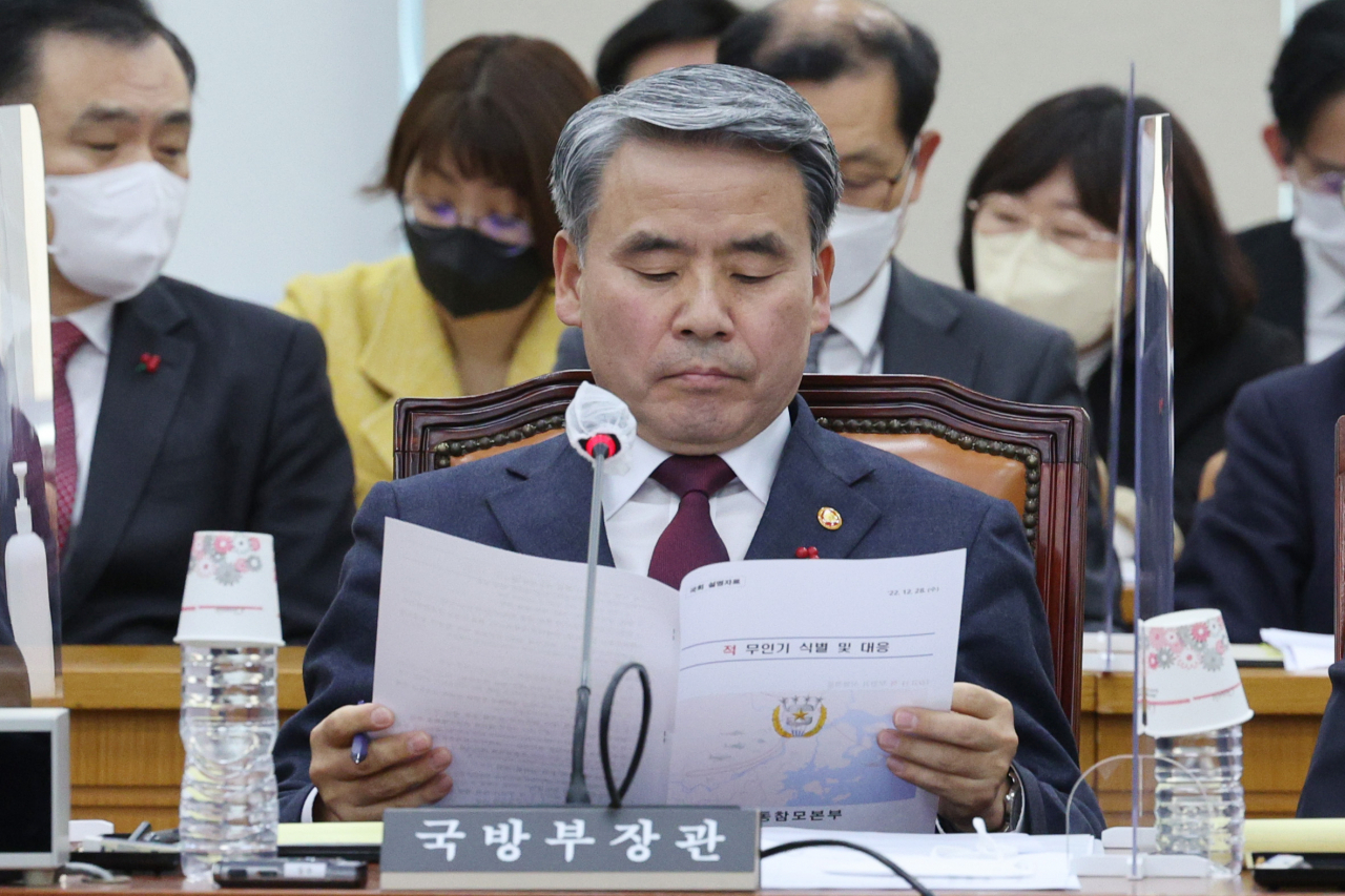 이종섭 국방부 장관이 지난해 12월 28일 오후 국회에서 열린 국방위원회 전체회의에서 합동참모본부에서 준비한 북한 무인기 식별 및 대응 자료를 살펴보고 있다. [연합]