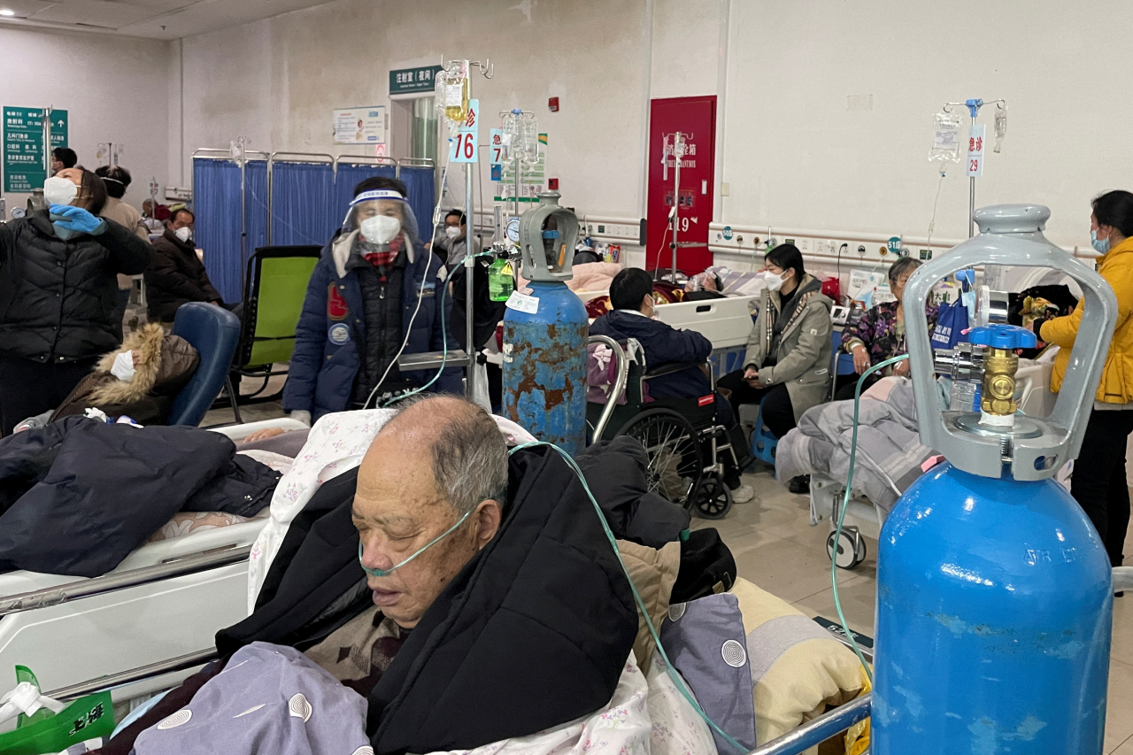 5일 중국 상하이의 한 병원에서 신종 코로나바이러스 감염증(코로나19) 확진자들이 입원해 있다. [로이터]