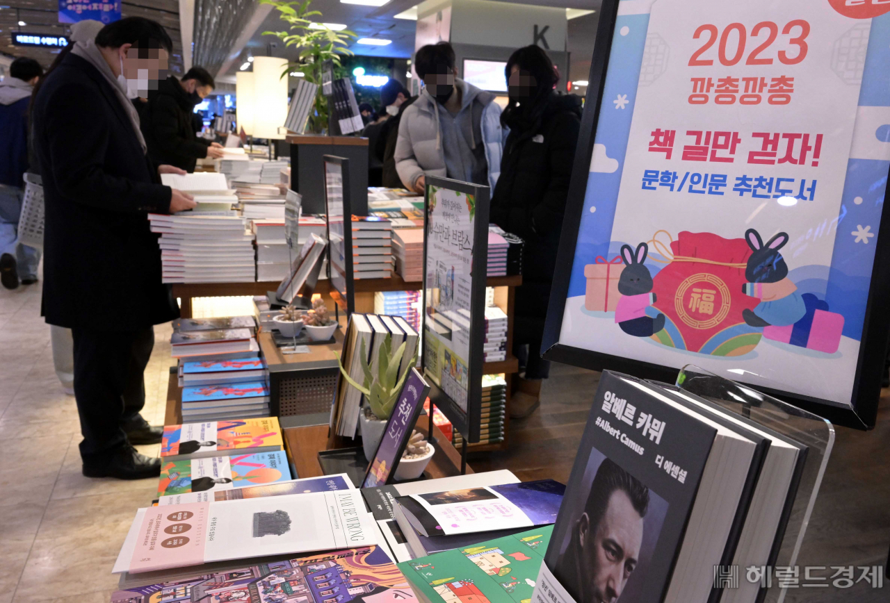 [북적book적]힘겨운 일상에 소설로 힐링…올해도 ‘소설 천하’ 계속된다