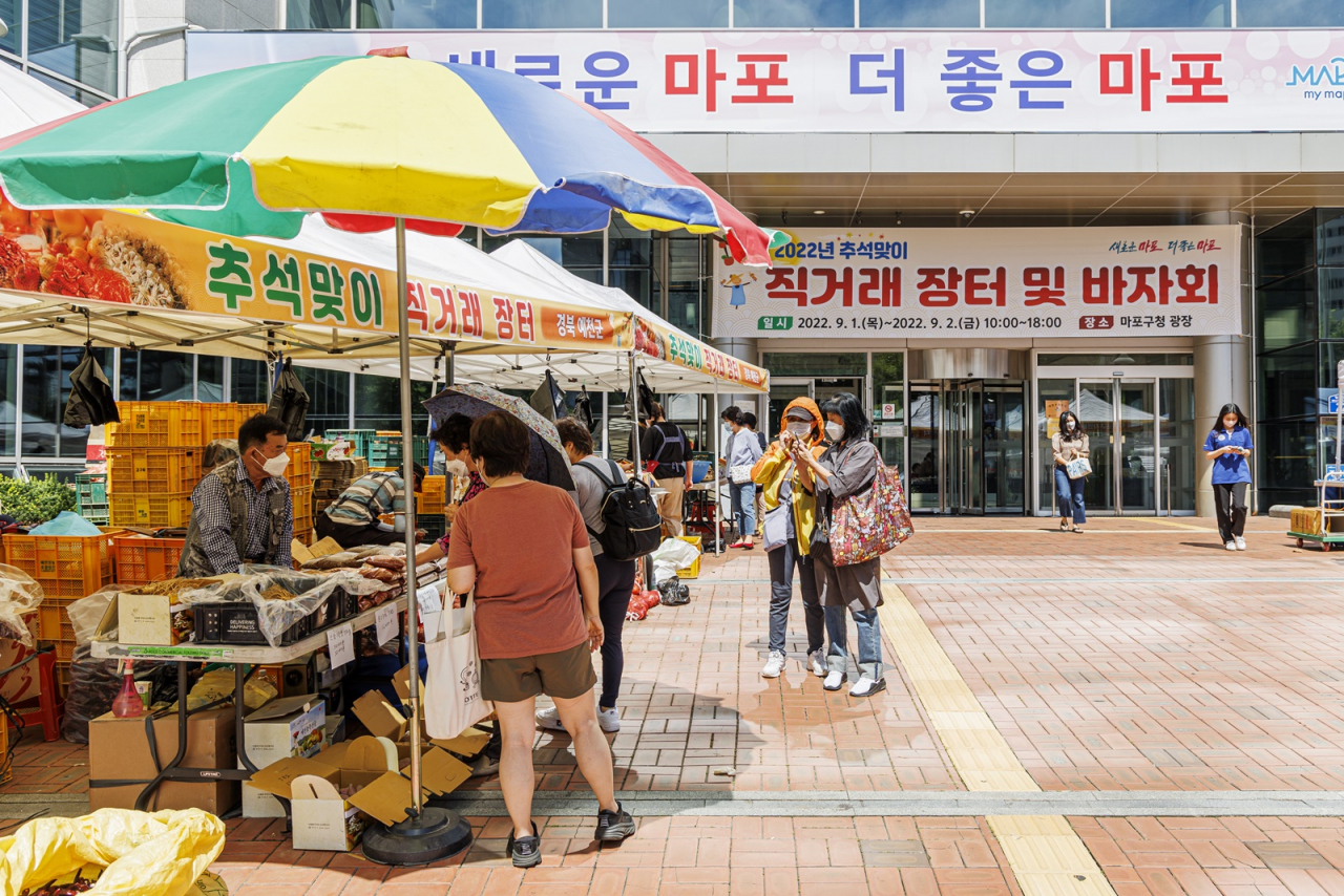 지난해 9월 마포구 추석맞이 직거래장터가 열리고 있다. [마포구 제공]