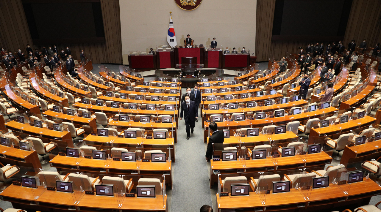 윤석열 대통령이 지난해 10월 25일 오전 국회 본회의장에서 내년도 정부 예산안에 대한 시정연설을 마친 뒤 텅 빈 야당 의원석을 지나 퇴장하고 있다. [연합]