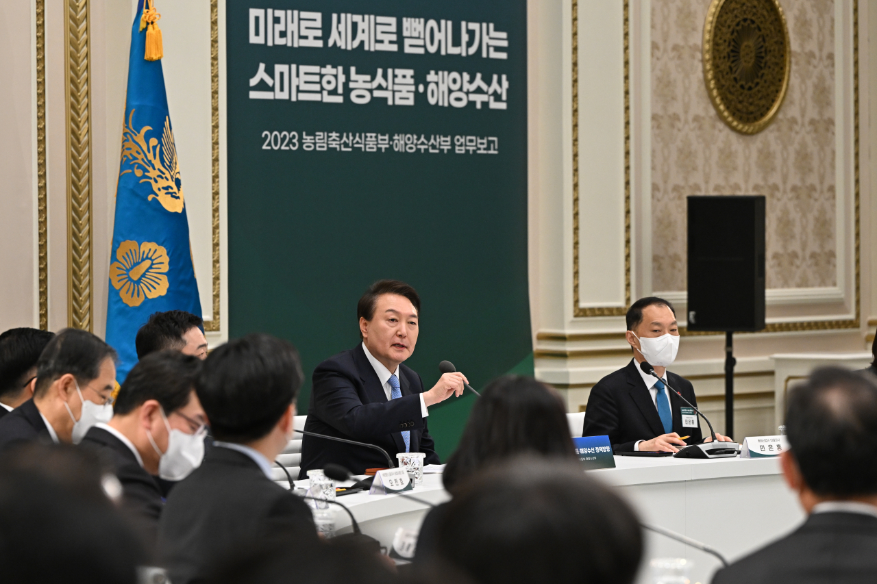 윤석열 대통령이 지난 4일 청와대 영빈관에서 열린 농림축산식품부-해양수산부 업무보고에서 발언하고 있다. [연합]