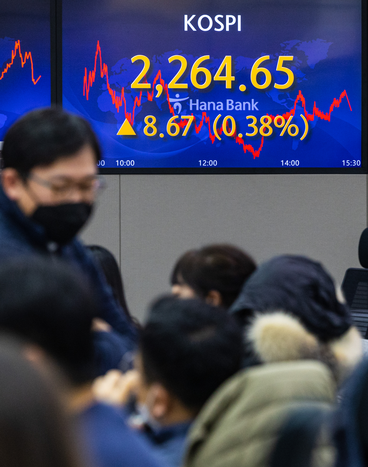 An electronic board showing the Korea Composite Stock Price Index at a dealing room of the Hana Bank headquarters in Seoul on Friday. (Yonhap)