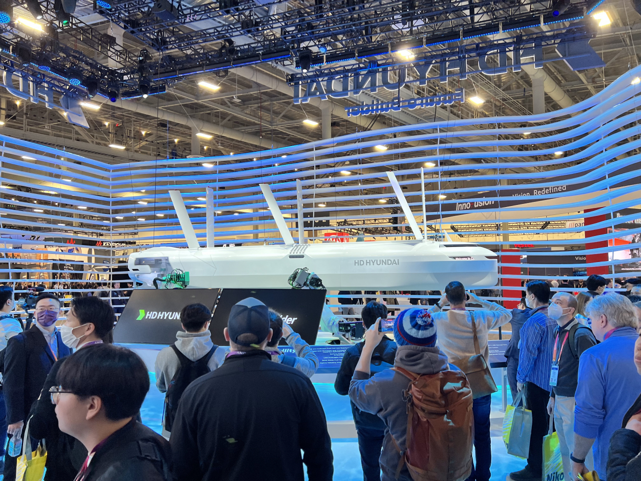 세계 최대 전자 박람회인 ‘CES 2023’이 개막한 5일(현지시간) 미국 라스베이거스컨벤션센터(LVCC)에 마련된 HD현대 전시관을 관람객들이 둘러보고 있다. [사진=김은희 기자]