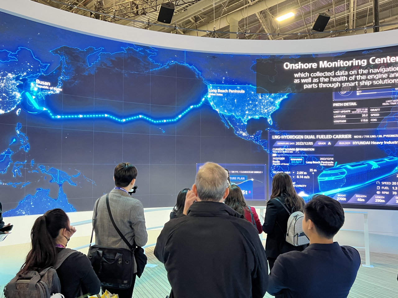 세계 최대 전자 박람회인 ‘CES 2023’이 개막한 5일(현지시간) 미국 라스베이거스컨벤션센터(LVCC)에 마련된 HD현대 전시관을 관람객들이 둘러보고 있다. [사진=김은희 기자]