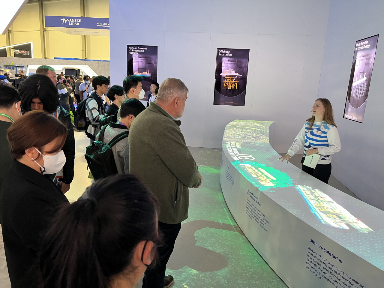 세계 최대 전자 박람회인 ‘CES 2023’이 개막한 5일(현지시간) 미국 라스베이거스컨벤션센터(LVCC)에 마련된 HD현대 전시관을 관람객들이 둘러보고 있다. [사진=김은희 기자]