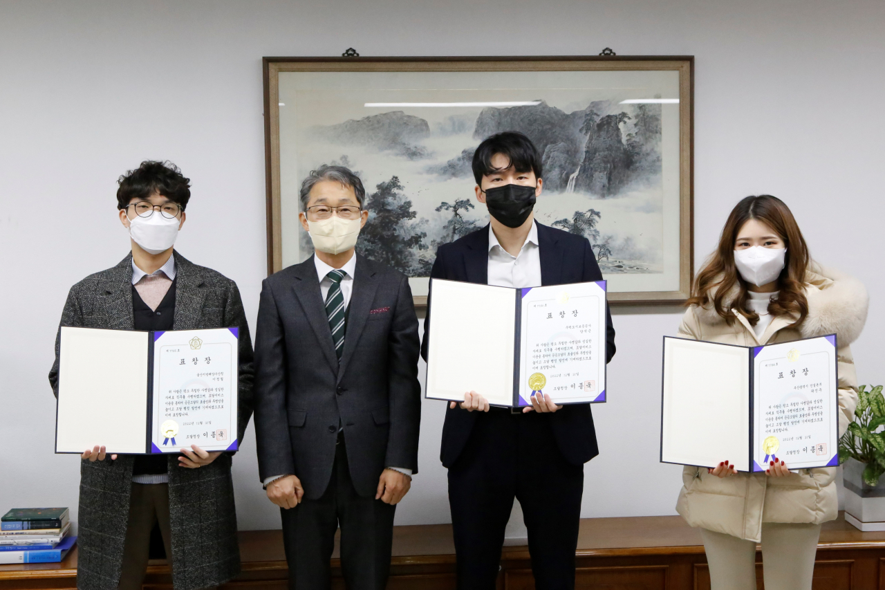 지난 5일 부산지방조달청에서 주택도시보증공사(HUG)와 수상기관 관계자들이 기념촬영을 하고 있다. [HUG 제공]