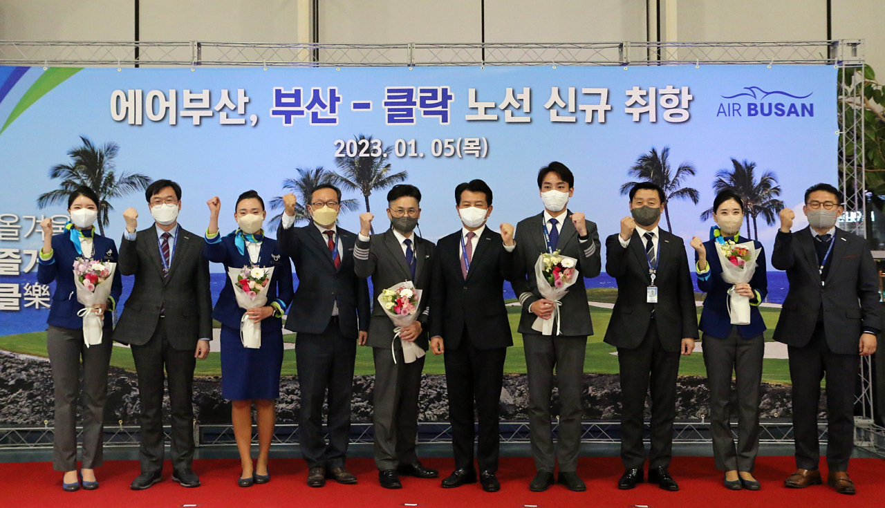 에어부산 안병석 대표이사(왼쪽 6번째)와 임직원들이 부산-클락 노선 신규 취항 기념 촬영을 하고 있다. [에어부산 제공]