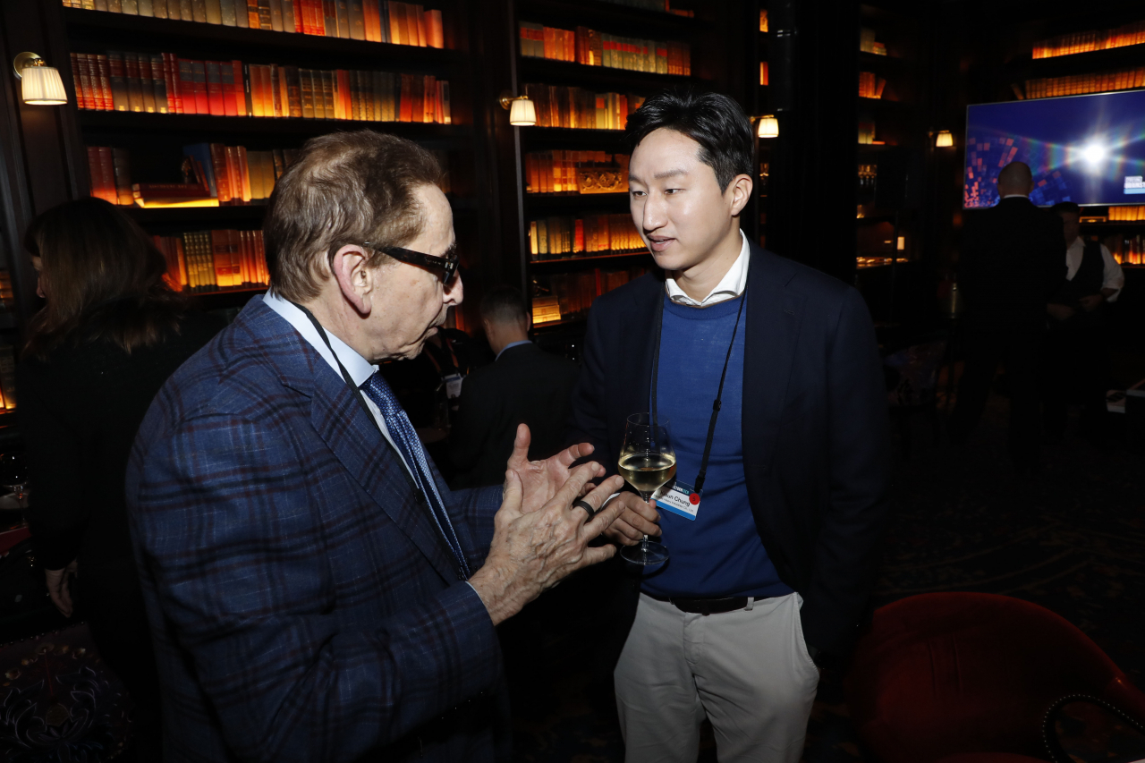 정기선(오른쪽) HD현대 사장과 기상예보 서비스기업 아큐웨더를 창업한 조엘 마이어스 CEO(최고경영자)가 지난 4일(현지시간) 미국 라스베이거스 파크MGM호텔에서 열린 '포천 브레인스톰 테크 디너'에서 대화를 나누고 있다. [HD현대 제공]